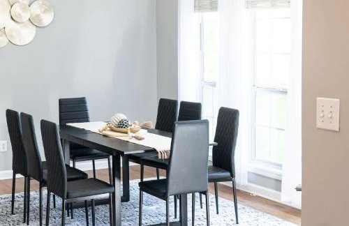 Spacious Vaulted 4BR Family Home Near Mall of GA Sleeps 12 - Foto 10