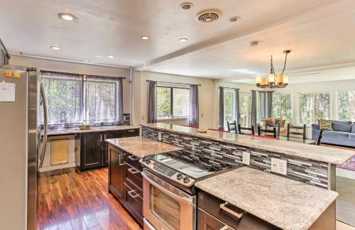 Vibrant Weaverville Escape with Deck and Creek! - Foto 11