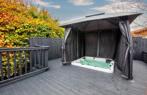 York Family Luxury Cabin with hot tub - Photo 47