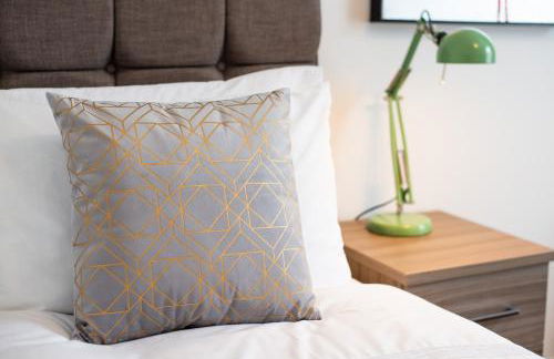 4-Bed Contractor Home - Garden - Near M4 & City - Foto 13