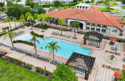 Family Retreat 6BR Villa with Private Pool, Spa & Theater near Disney - Foto 46