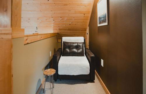 Cabin Minutes to Mt Rainier - EV, HotTub, 2 Queen and Twin - Photo 49