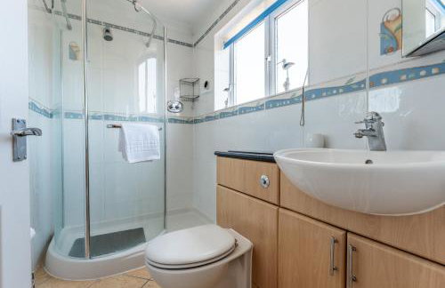 Spacious Seaside Home in Peaceful Coastal Setting - 5 Minutes Walk to the Beach - Foto 8