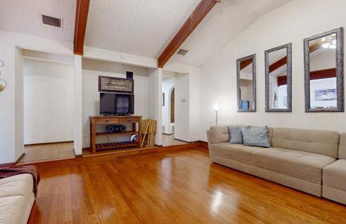 Walk to Park! Family-Friendly Laredo Home with Yard - Foto 7