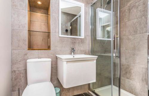 Stylish and fresh 4 bed beach house with garden - Pass the Keys - Foto 9