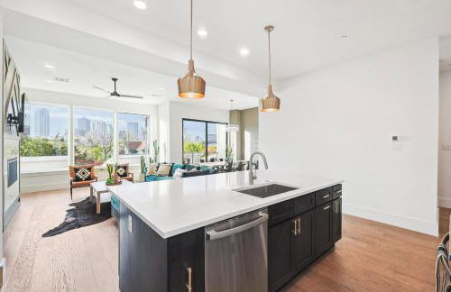 Best of The Cedars - Dallas Views Rooftop Luxury - Photo 12