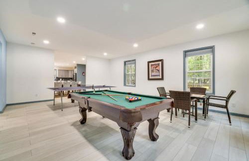 Game Room and Home Theater! Immaculate Poconos Lodge - Foto 13