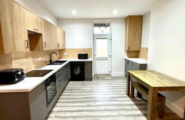 Spacious 4 Bed House, Modern, Free Parking - Foto 13