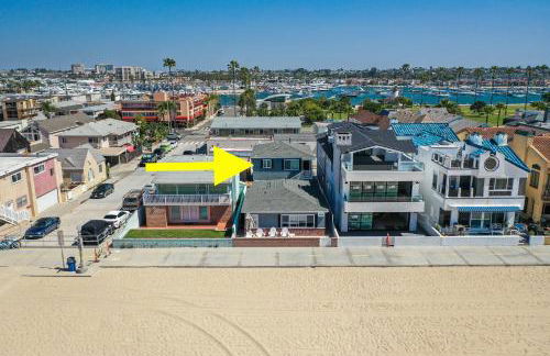 Oceanfront Back Home with View of the Sea - Photo 1