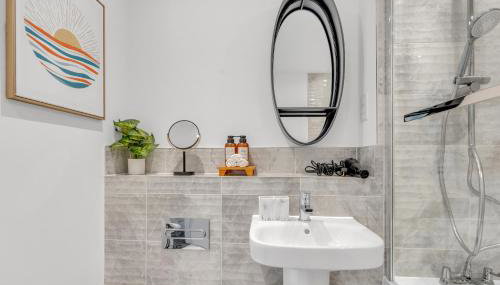 Brand New Luxurious 3bed House by AYMONS HAVEN - Foto 5, Shower