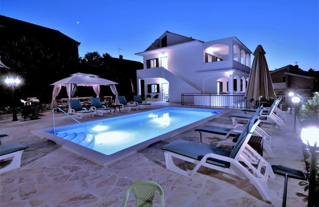 Villa Mendula Trogir - Luxury villa by the beach - heated pool - lush green garden - Photo 47