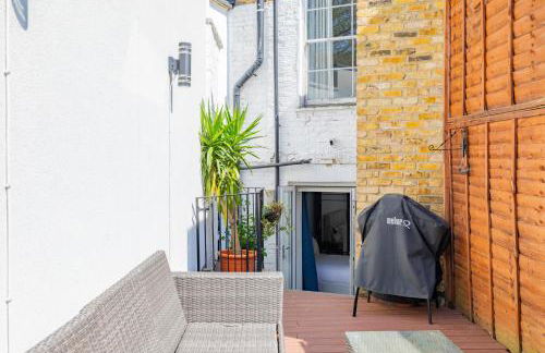 Snug 2BD Flat with Patio Heart of North London - Foto 27