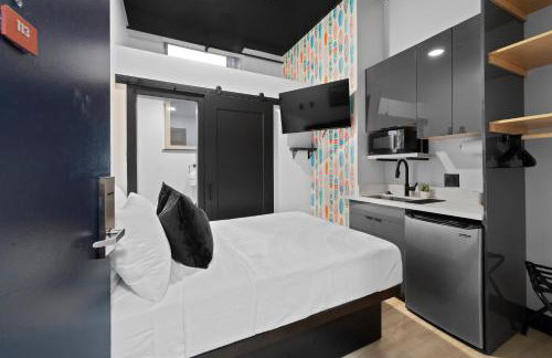 The Neon Elm Hotel - Foto 20