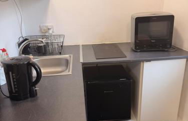 studio apartment with small kitchen and bathroom - Foto 10