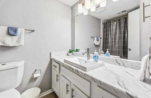 Upscale 1BR with Pool, Gym, and Modern Touches - Foto 16