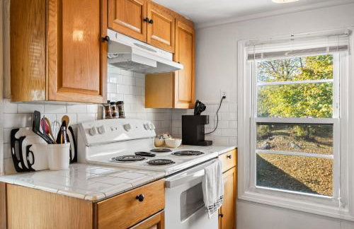 Downtown Beverly Apartment 8 Minutes to Salem and has King Beds - Photo 28