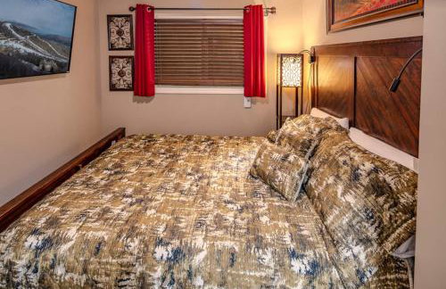 Ski-In Ski-Out Sugar Mountain Getaway with Views and Heated Pool, Hot Tub, Sauna, Gym, and EV - Foto 6