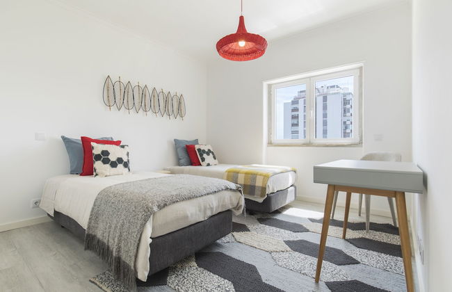 Luxurious Seaview Apartment in Estoril - Photo 2