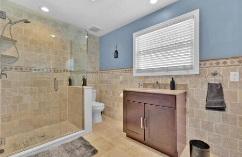 The Seabreeze Haven- Luxury 3BR Coastal Retreat - Near Beach & Free Parking - Foto 19