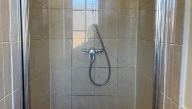 Large, 3 Floors, Sleeps 16, 4 Baths, 5 Parking, Semi rural Leicester - Foto 4, Shower