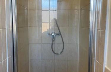 Large, 3 Floors, Quiet, Sleeps 16, 4 Bathrooms, 5 Parking, Semi rural Leicester - Foto 4