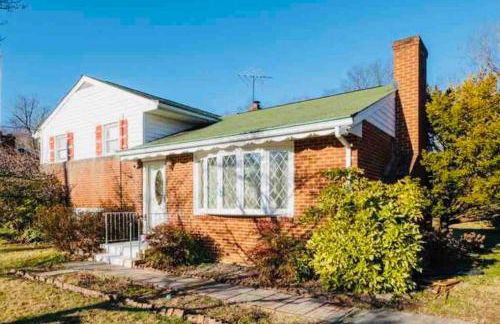 Newly renovated charming home with parking - Foto 1