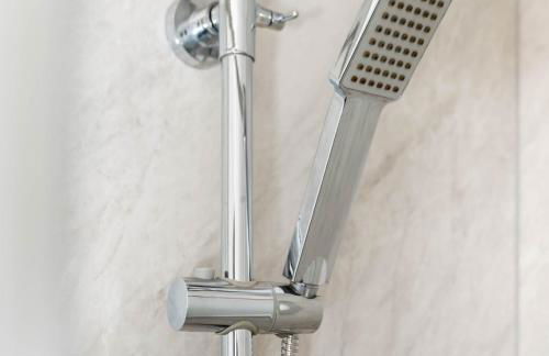 Spacious 5 Bedroom & 5 Bathrooms House - Garden - Parking - Netflix 376MW - Foto 56