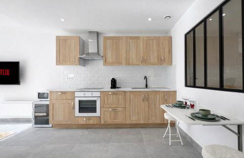 Le Sweet - By BEST KEYS - Suite Design avec Spa Privatif Balnéo - Centre-Ville - Lit Queen Size - Smart TV Netflix - Ambiance Romantique - WiFi Fibre - Check-in Autonome - Foto 14