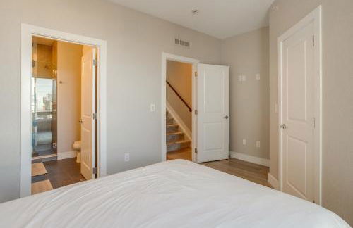 Rooftop Deck and Hot Tub Walkable Denver Townhome - Foto 15