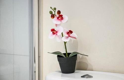 Modern 2BR Apartment for Contractors, Balcony & Fast Wi-Fi, W6 - Foto 56