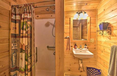 Rural Cabin Hideaway with Fire Pit and Mtn Views! - Foto 13