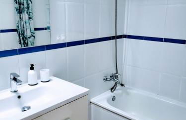 2 bedroom apartment with a pool - Foto 28