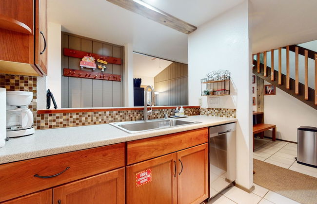 Escape to The Summit - Pool & HT Next Door - Foto 12