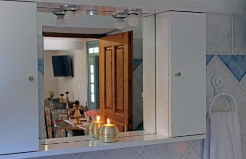 Thalia's Cottage - Cozy, Romantic Retreat with Sea & Mountain views - Photo 15