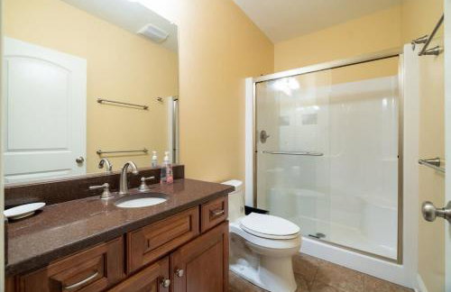 Riverbend Lodge Spacious Riverfront Home with Hot Tub Pool & Mountain view - Foto 65