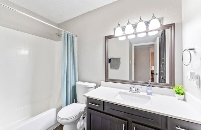 Soco 2BR Corner Suite w Pool King bed Fast Wifi - Photo 15