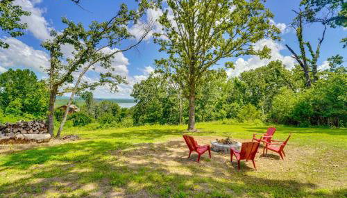 Yard with Lake View Home Near Table Rock Lake! - Foto 4
