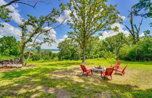 Yard with Lake View Home Near Table Rock Lake! - Foto 4