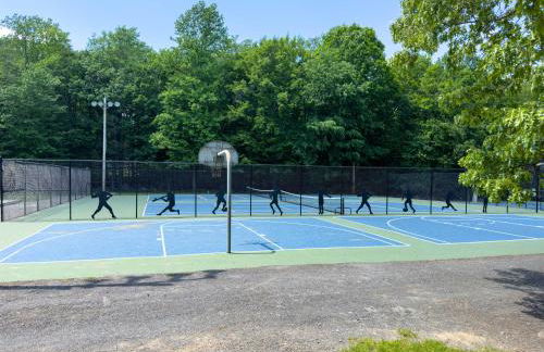 Luxurious Poconos Retreat - Hot Tub, Sauna, Games - Foto 51