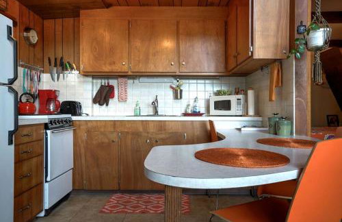 Charming A Frame Nestled Amidst Trees in Otter Rock, Oregon - Foto 5