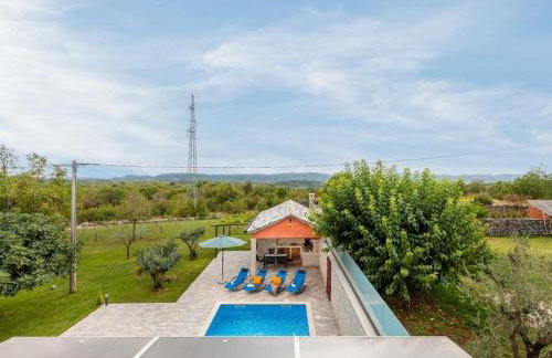 Stylish villa with swimming pool and garden - Foto 36