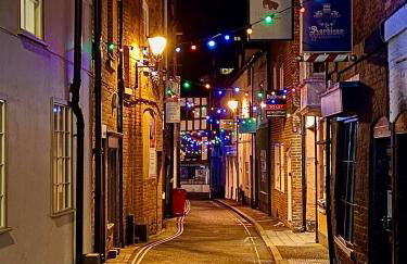 Beautiful stylish 2 bed apartment with free parking - Photo 36