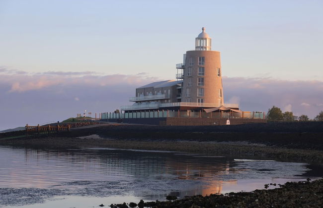 Modern Retreat With Private Sauna - Photo 23