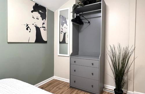 The Banksy-Free Parking -4 bedroom w King bed- Firepit Rooftop near United Center - Foto 43