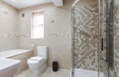 Albert Stays - 5 bed Sleeps 11 - Free Parking - Photo 12