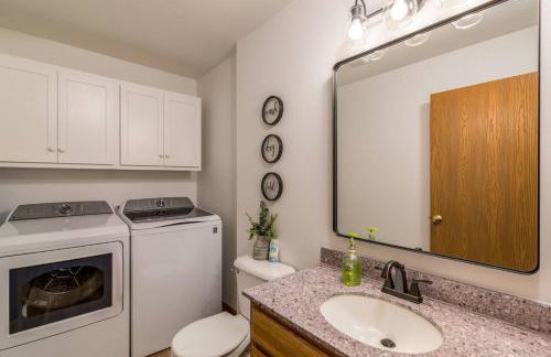 Cozy 2BR Condo w Private Patio - Vintage Charm - Foto 19