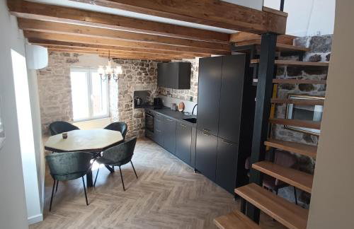 Apartman old house in Kastel Kambelovac - Photo 1