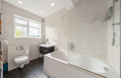 Barnet Serviced Accommodation - Elegant 5-Bedroom Home, Just a 7-Minute Stroll from High Barnet Station - Book Your Stay Today!" - Foto 6
