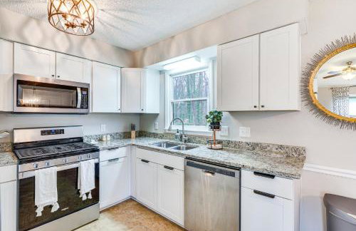 Mebane Home with Private Yard Steps to Downtown! - Foto 9