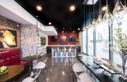 The Luxe -Highrise, Balcony, Year-round Pool, City View! - Foto 11